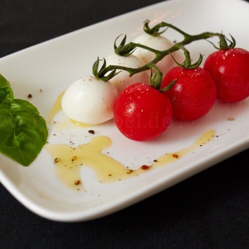 Kreative Insalata Caprese mit Tomaten am Stiel und Mozzarella-Kugeln